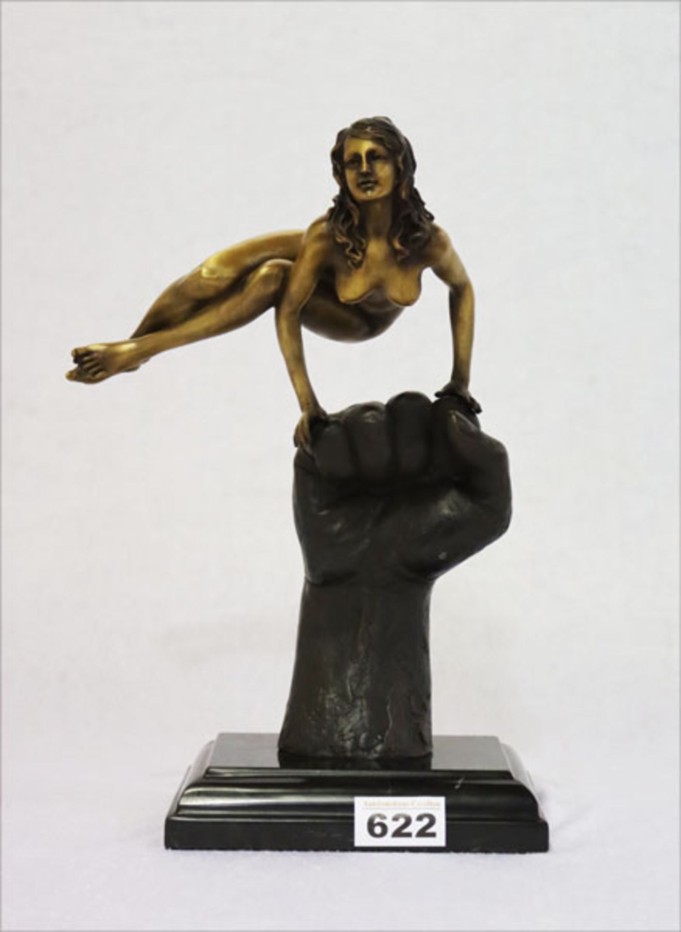 Moderne Bronze 'Frauenakt auf geballter Faust', Gußmarke, auf abgestufter Marmorplinthe, H 31 cm