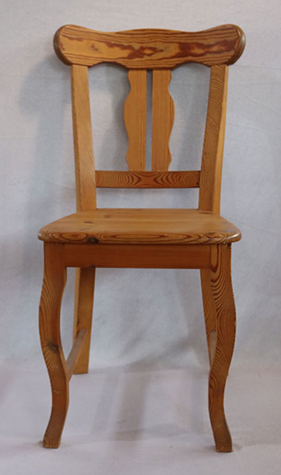 2 Holzstühle auf geschwungenen Beinen, Nadelholz, H 91 cm, B 42 cm, T 43 cm, Gebrauchsspuren
