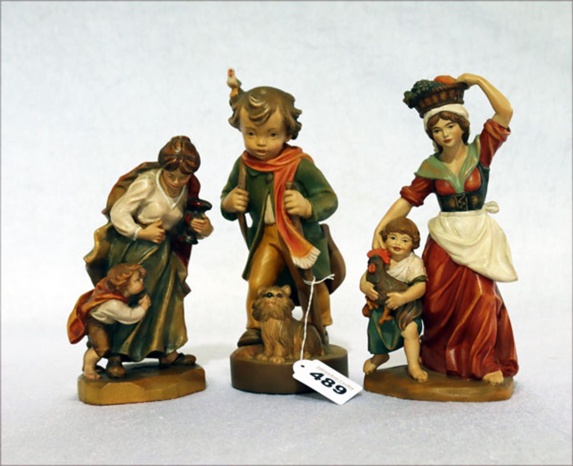 Konvolut von 3 Holzfiguren, Junge mit Hund, Frau mit Kind und Frau mit Kind und Obstkorb, farbig