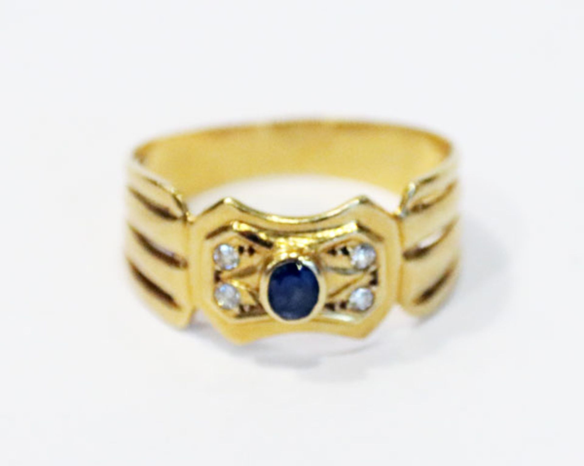18 k Gelbgold Ring mit Safir und 4 weißen Steinen, keine Diamanten, 3,55 gr., Gr. 58