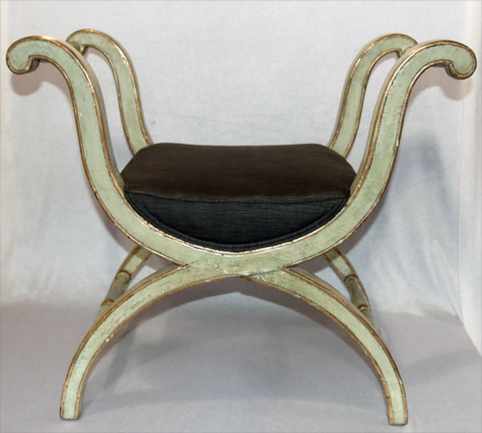 Kreuzbein Hocker, beige/gold mit gepolstertem Sitz, grau bezogen, 19. Jahrhundert, H 71 cm, B 78 cm,