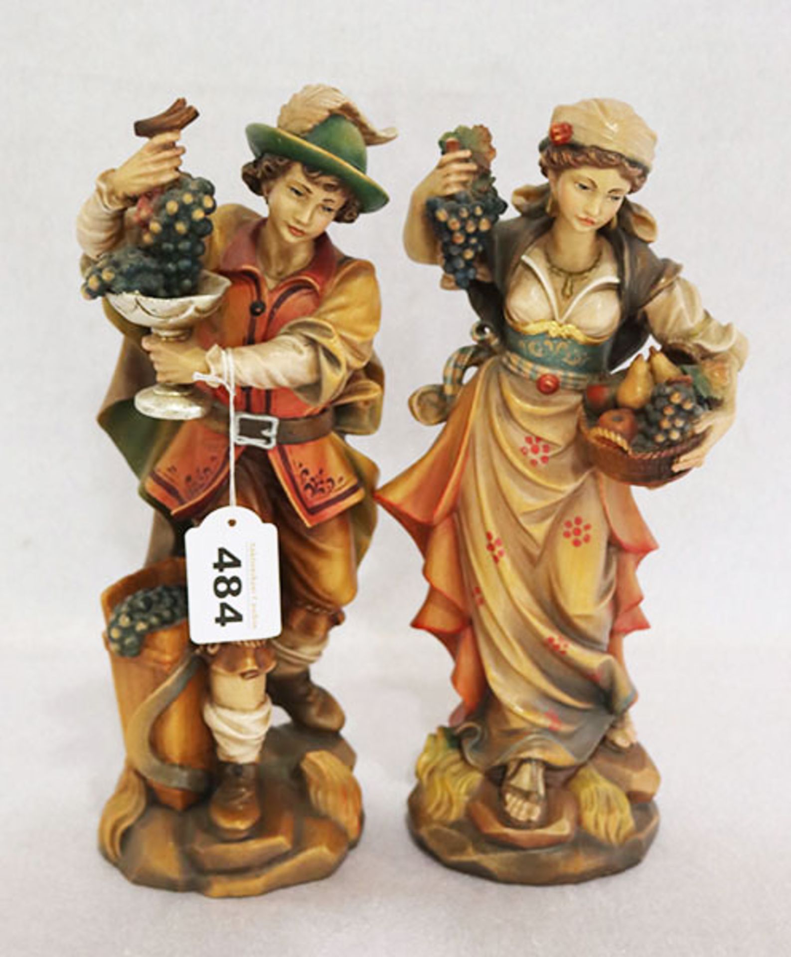 Paar Holzfiguren 'Winzer-Paar mit Trauben', farbig gefaßt, H 29,5 cm