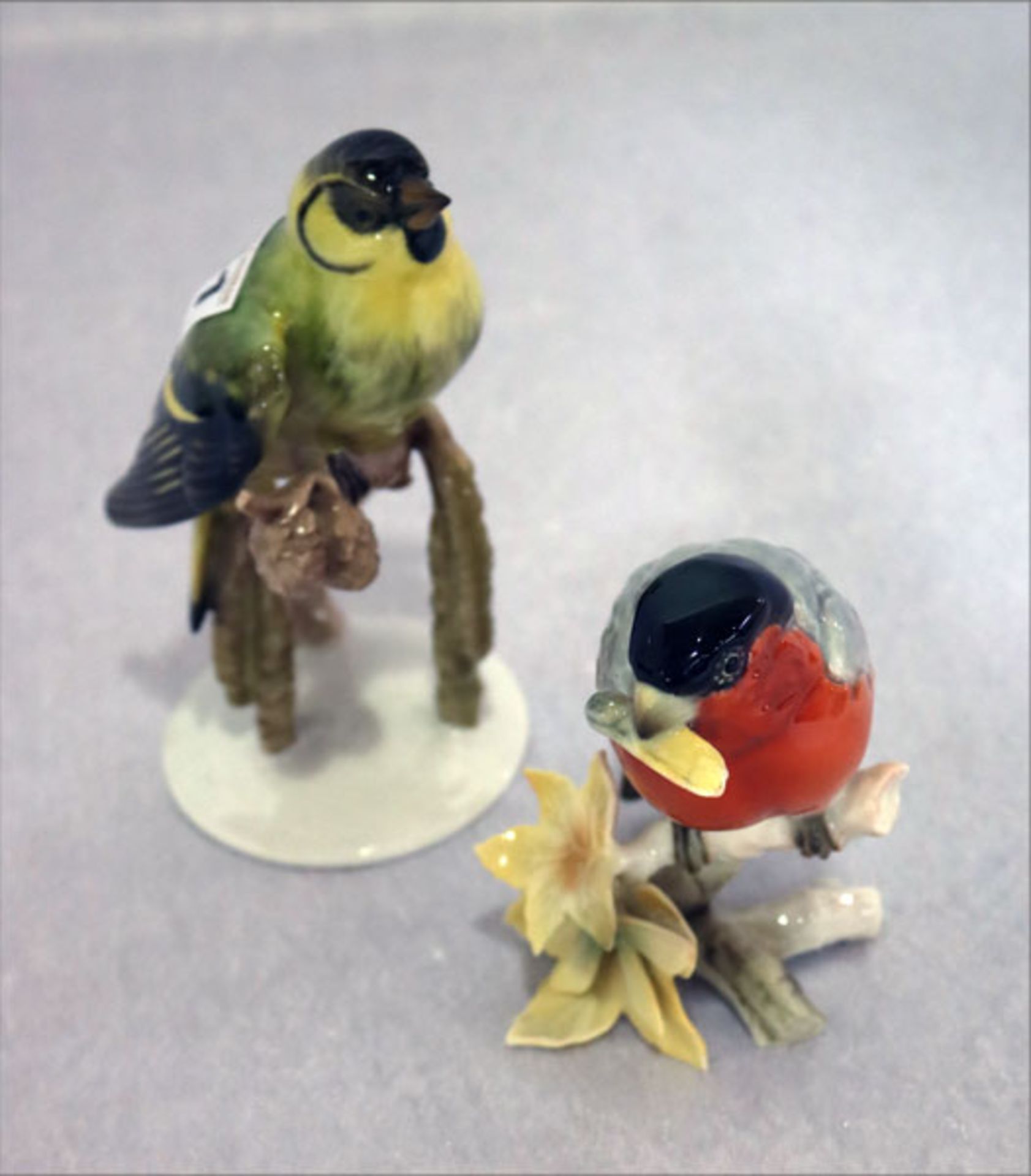 Rosenthal und Hutschenreuther Porzellanvogel, farbig glasiert, H 14,5/11 cm, leicht bestossen und