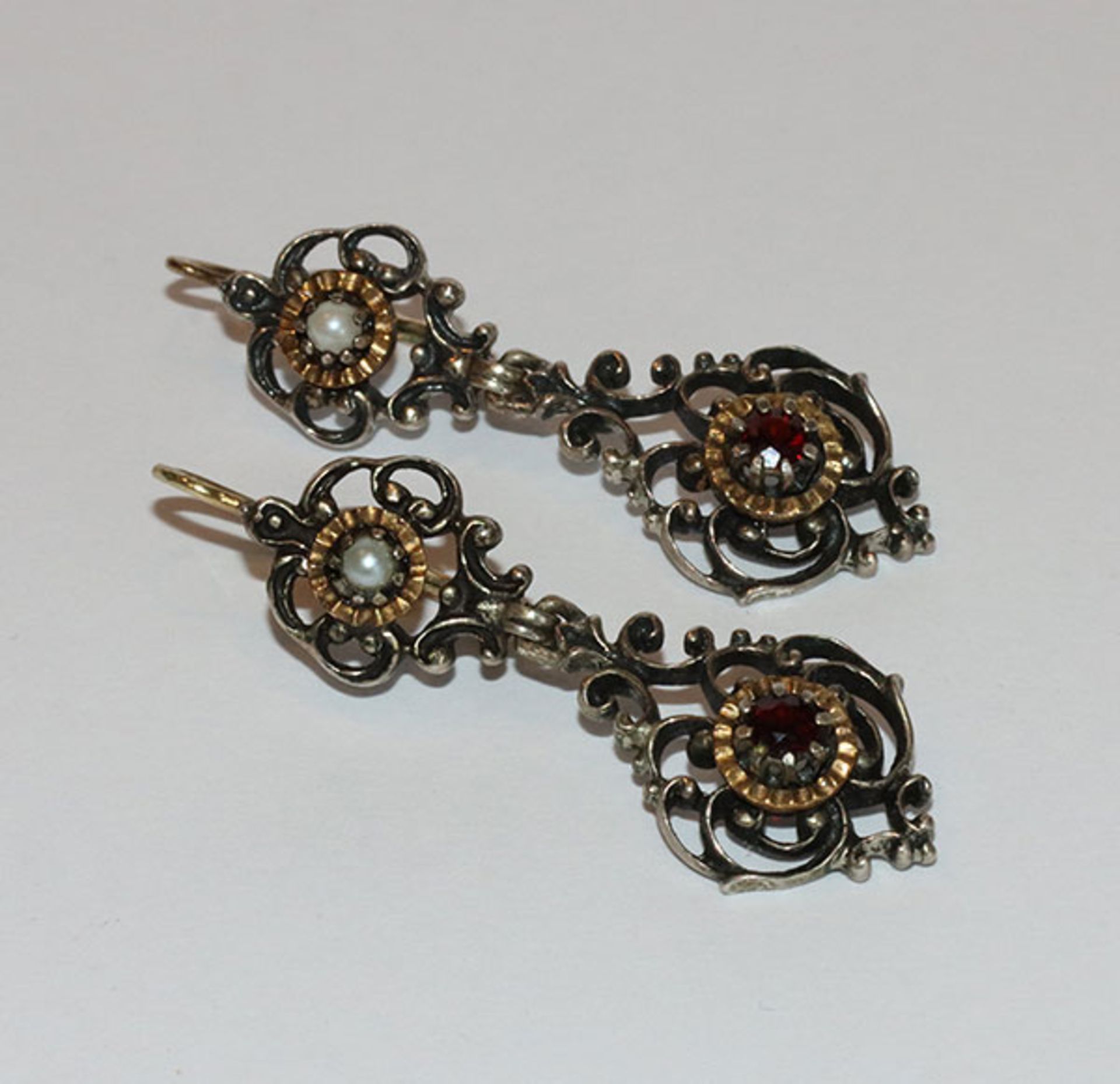 Paar Silber Trachten-Ohrhänger mit Granat und Perle, 8,6 gr., L 4 cm
