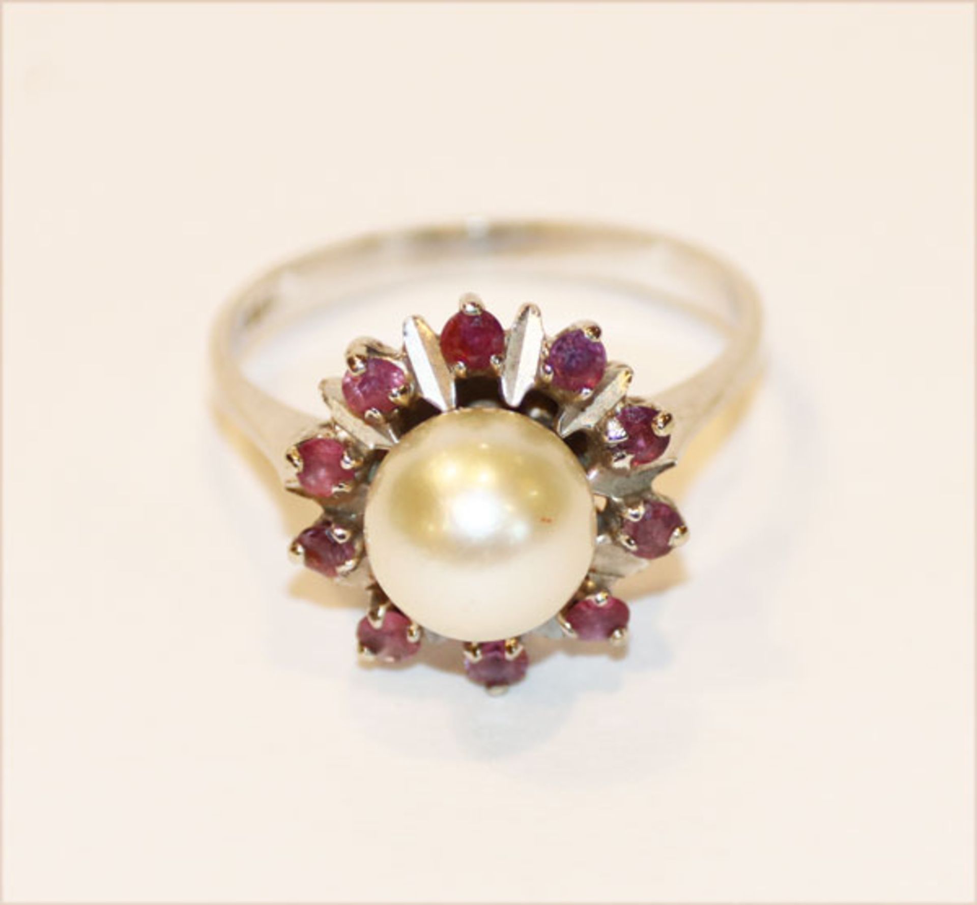 18 k Weißgold Ring mit Perle und 19 Rubinen, 3,9 gr., Gr. 56