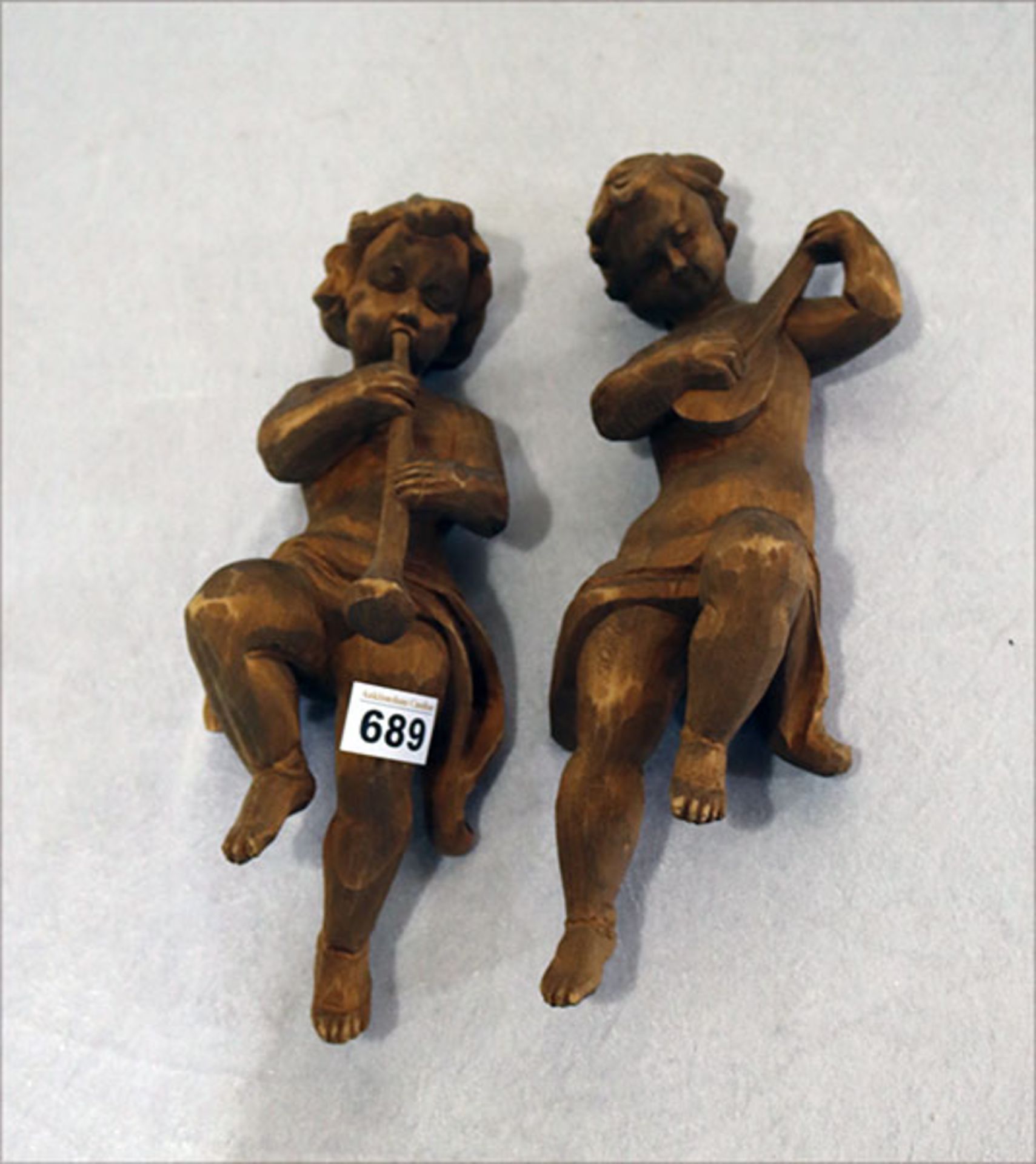 2 Holzfiguren 'Musizierende Engel', dunkel gebeizt, H 31/33 cm