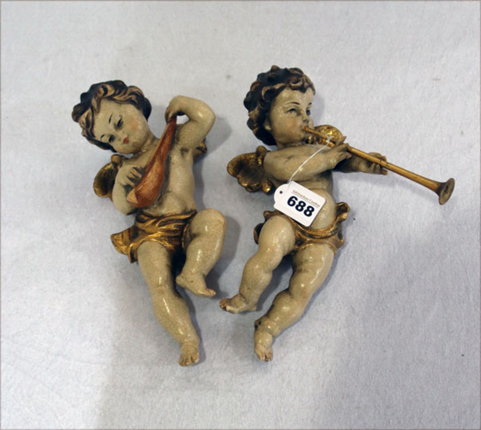 2 Holzfiguren 'Musizierende Engel', farbig gefaßt, teils beschädigt und berieben, H 30 cm