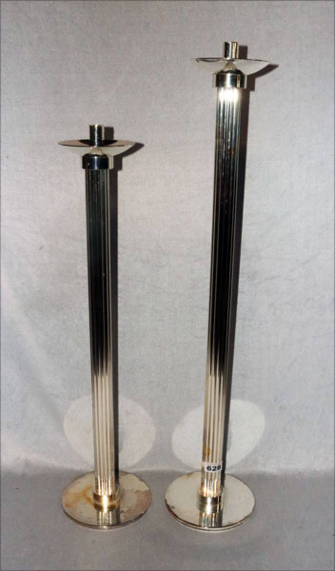 2 Metall Kerzenleuchter in gerillter Form, H 74/84 cm, Gebrauchsspuren, fleckig