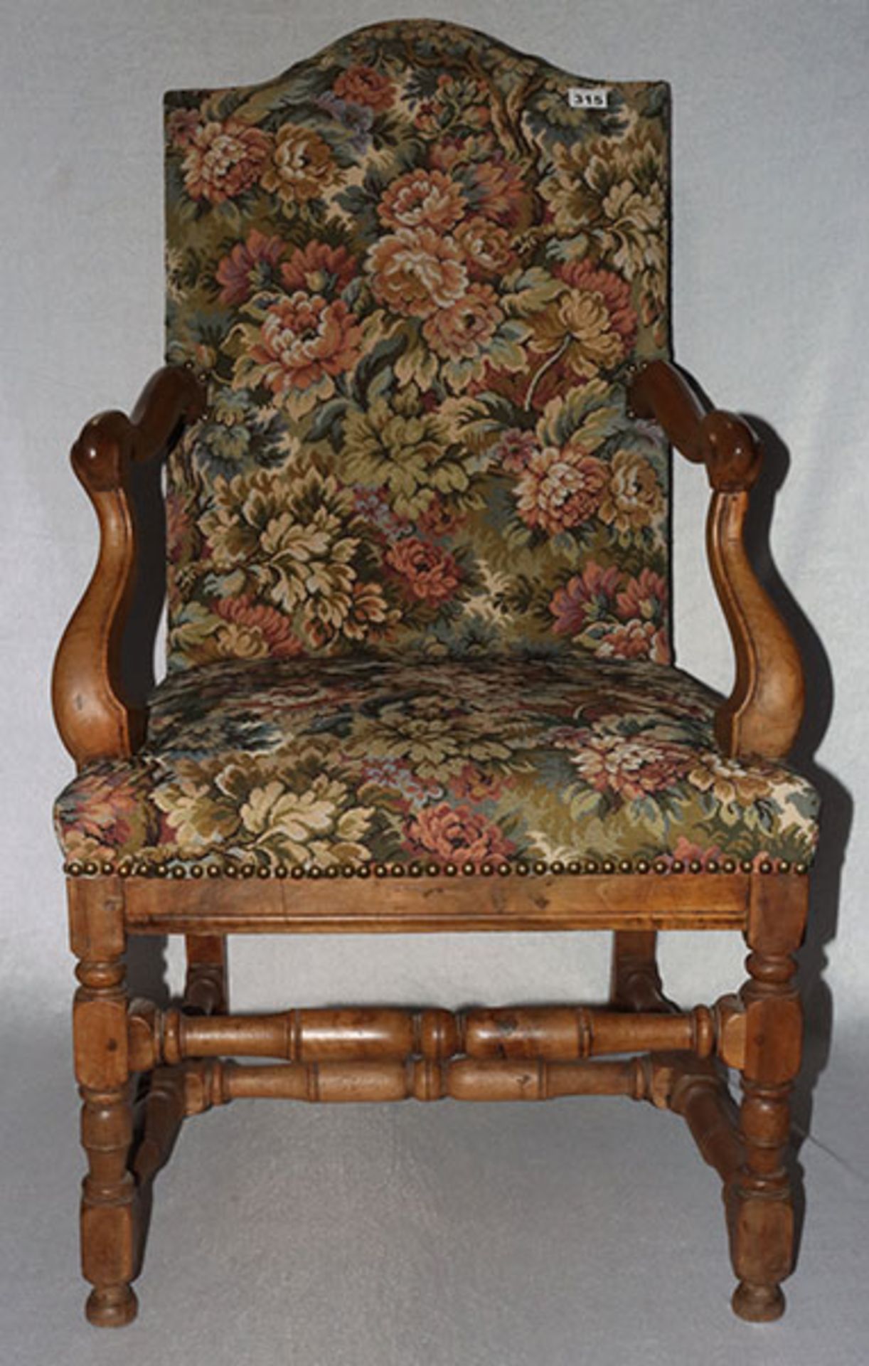 Paar Armlehnstühle, Sitz und Lehne gepolstert und floral bezogen, H 108 cm, B 61 cm, T 47 cm,