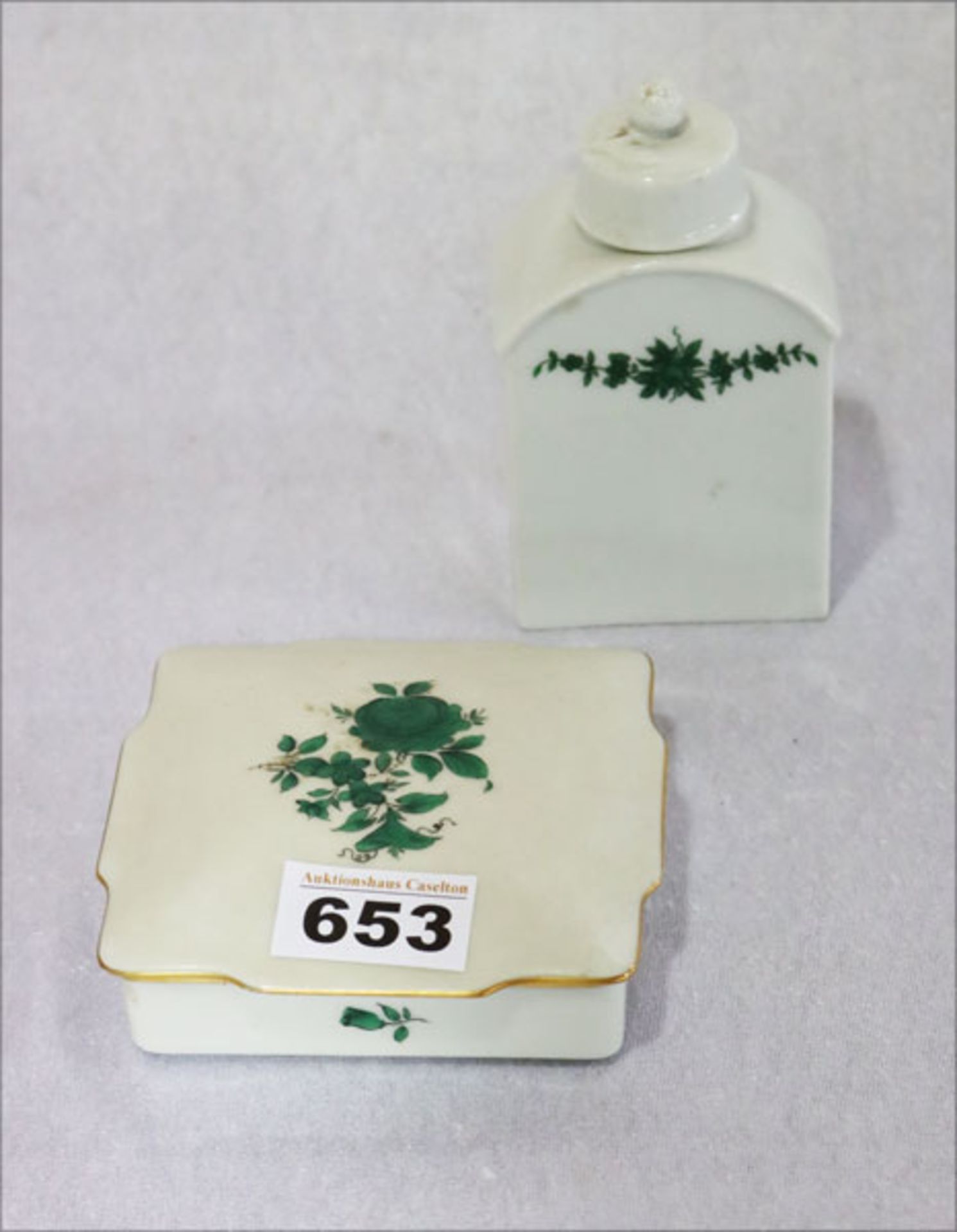 Porzellan Deckeldose mit grünem Blumendekor, gemarkt Wien, Augarten, H 3 cm, 11,5 cm x 11,5 cm,