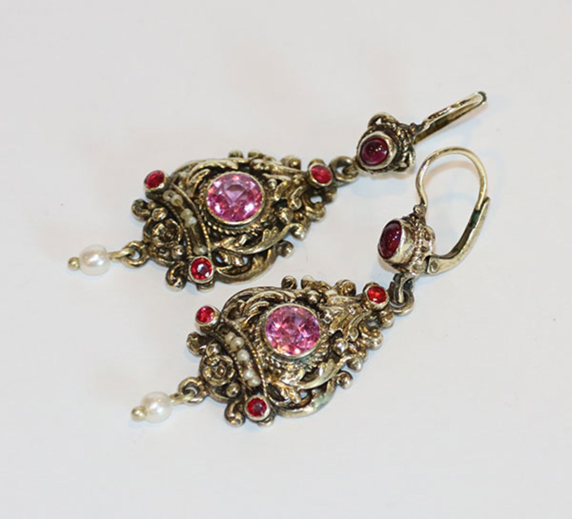 Paar Silber/vergoldete Ohrhänger mit Glassteinen und Perlchen verziert, 11 gr., L 5 cm, schöne