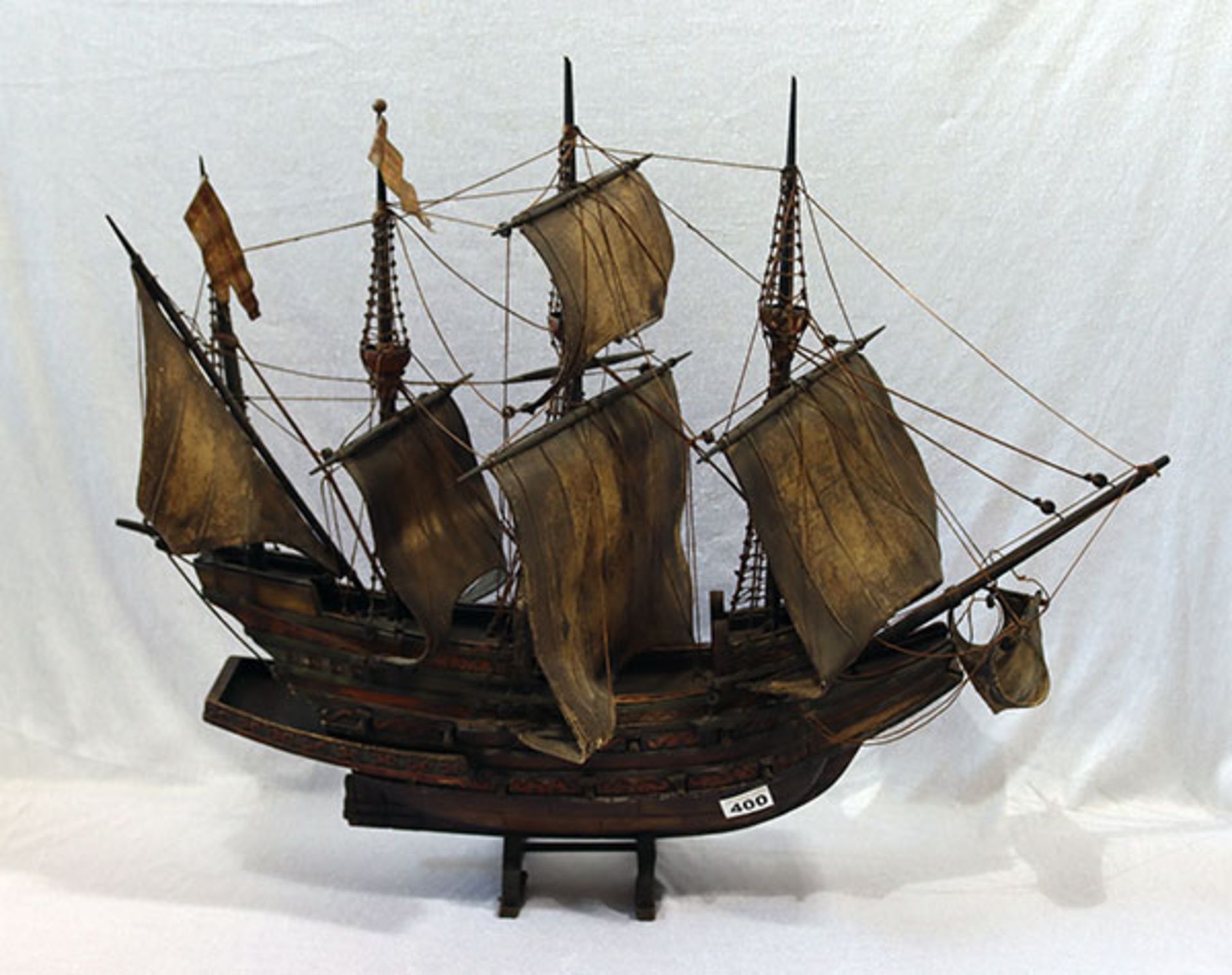 Modell Segelschiff aus Holz mit Takelage, H 66 cm, B 80 cm, nicht komplett, teils beschädigt