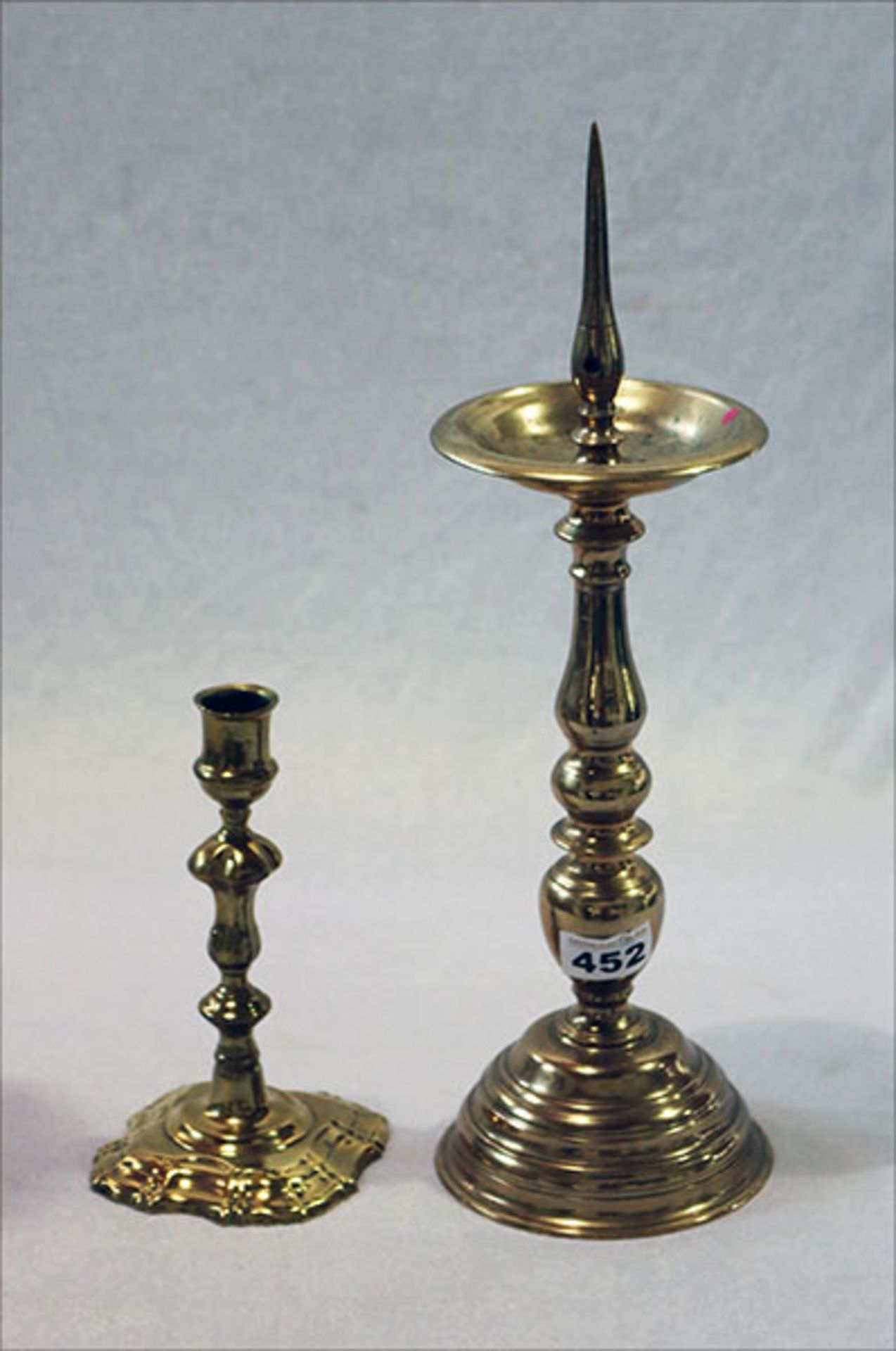 2 Messing Kerzenleuchter, 19. Jahrhundert, H 20/40 cm, Gebrauchsspuren