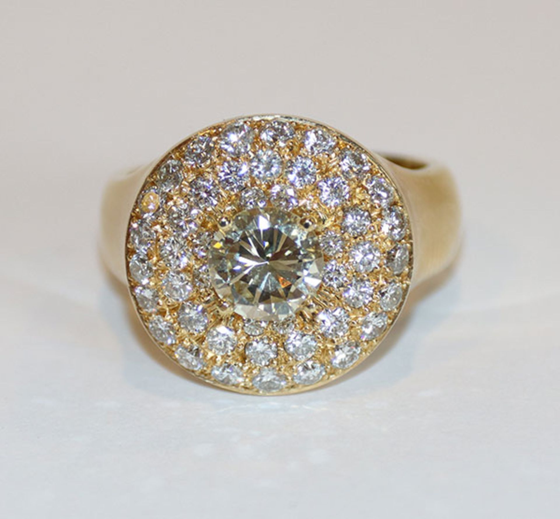 14 k Gelbgold Diamant-Ring, Mittelstein ca. 3 ct., Diamantkranz ca. 1,6 ct.. Gr. 59