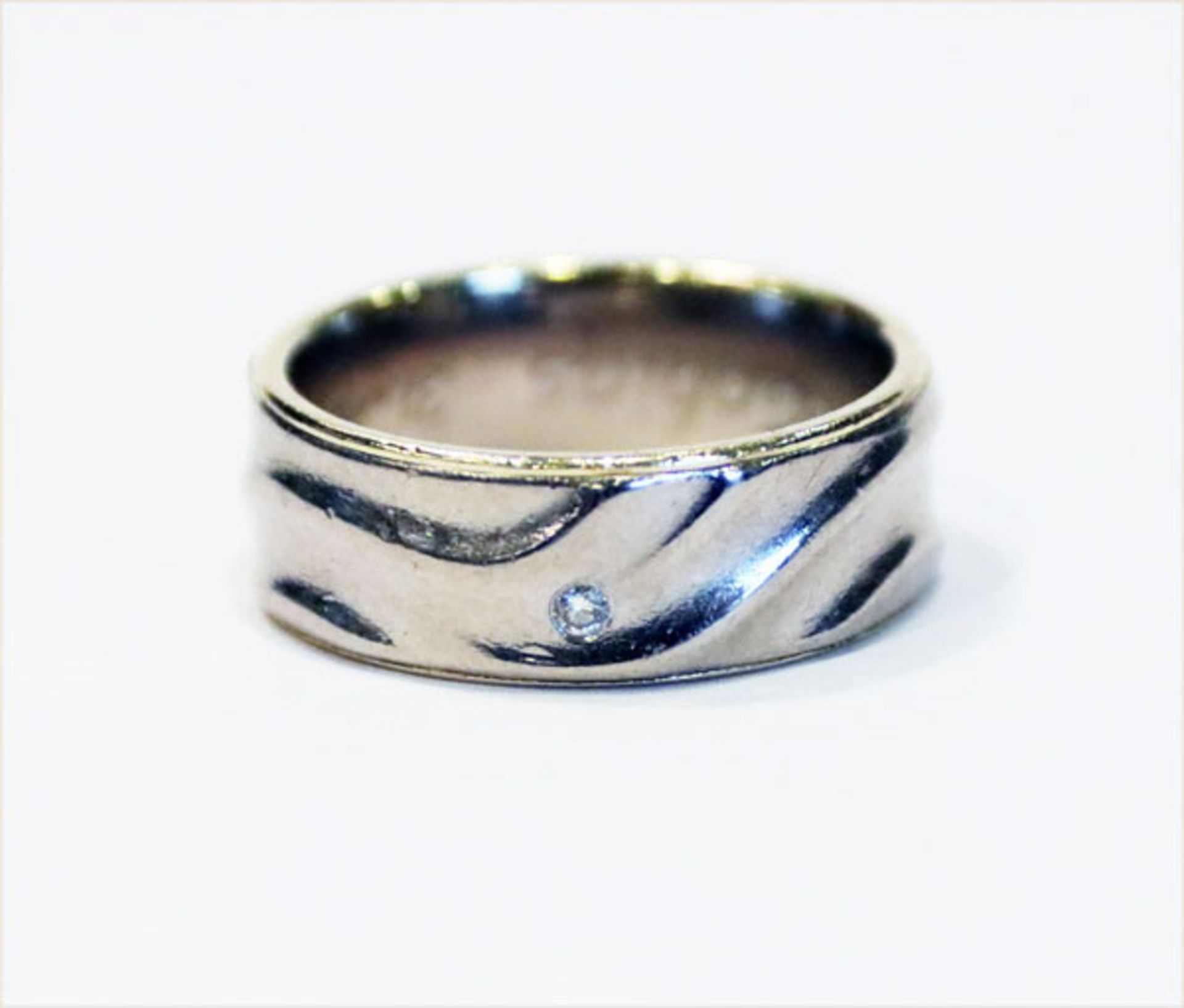 14 k Weißgold Ring mit Reliefdekor und Diamanten, 8,1 gr., Gr. 52