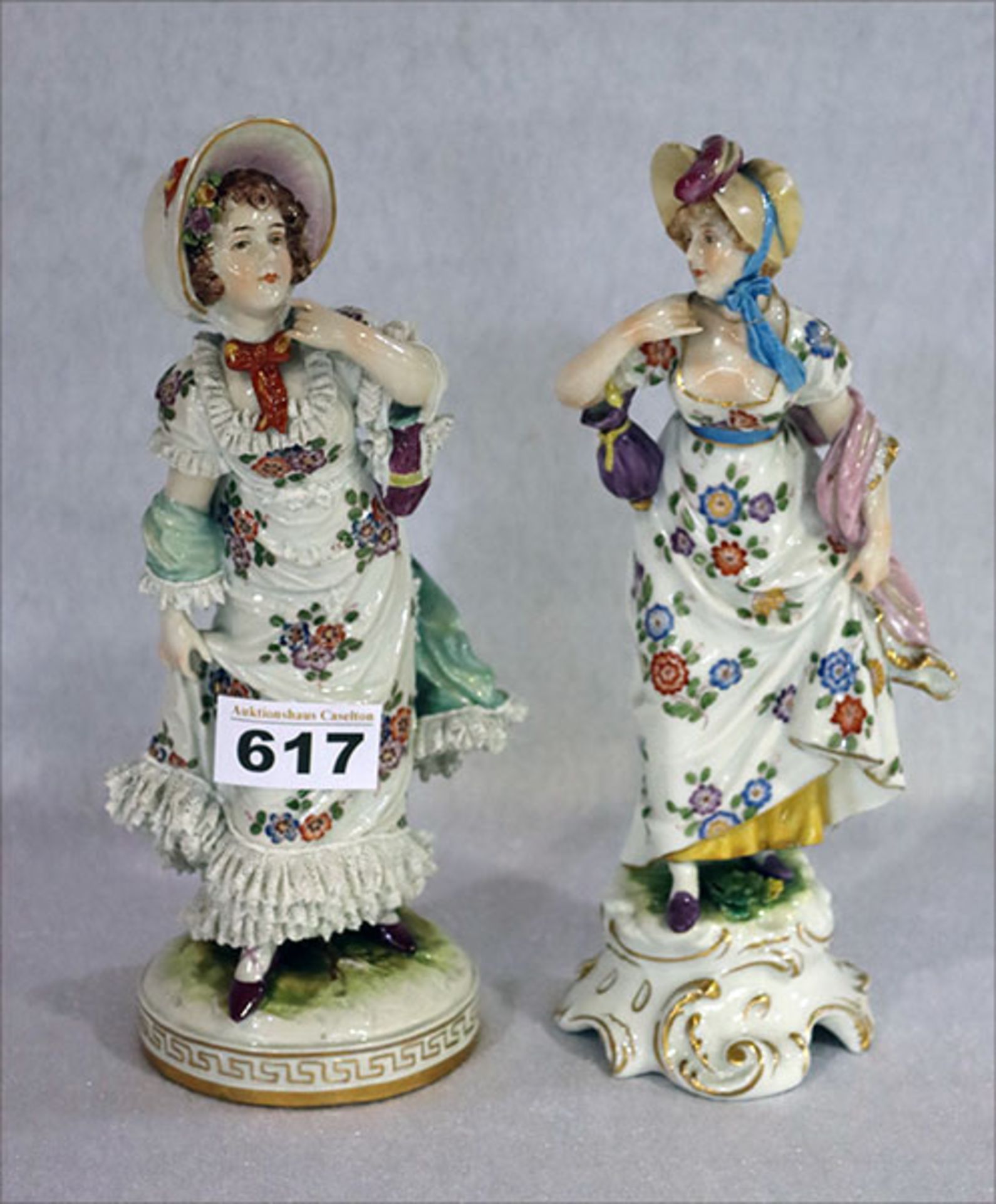 2 Porzellan Figuren 'Damen', eine mit Spitzendekor, beide bemalt, teils bestossen, H 23 cm