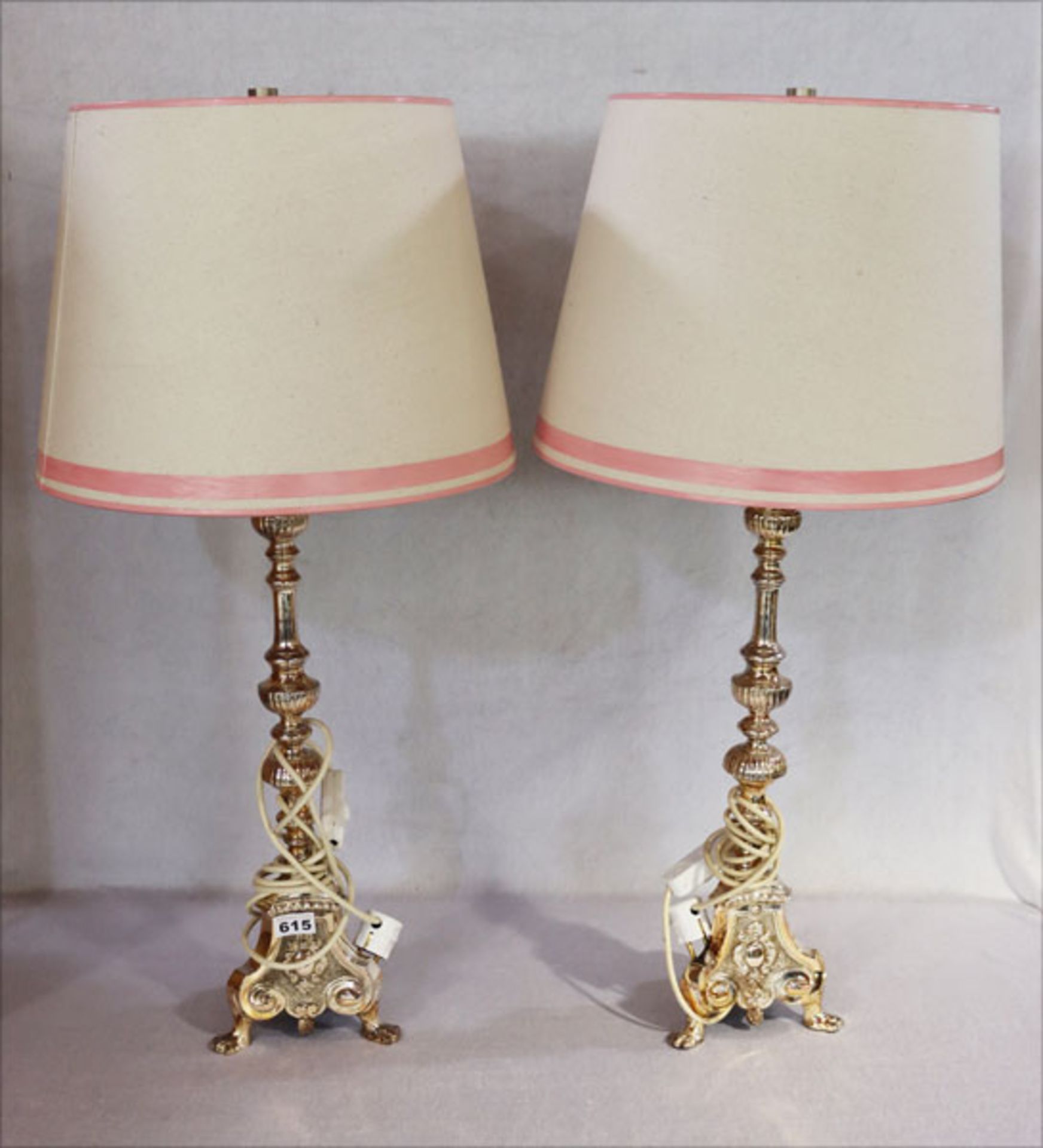 Paar Tischlampen mit versilbertem Lampenfuß und beigen Schirm, H 87 cm, Funktion nicht geprüft,