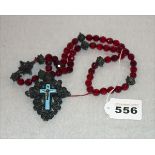 Rosenkranz mit roten Glaskugeln und filigranen Gesätzen und Kreuz, teils emailliert, Altersspuren