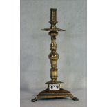 Messing Kerzenleuchter um 1800 auf dreieckigem Stand, H 34,5 cm, Alters- und Gebrauchsspuren,