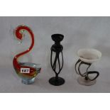 Künstlerglas-Konvolut: Kerzenleuchter, H 22 cm, Schale auf Fuß, H 14 cm, und Tierfigur 'Schwan', H