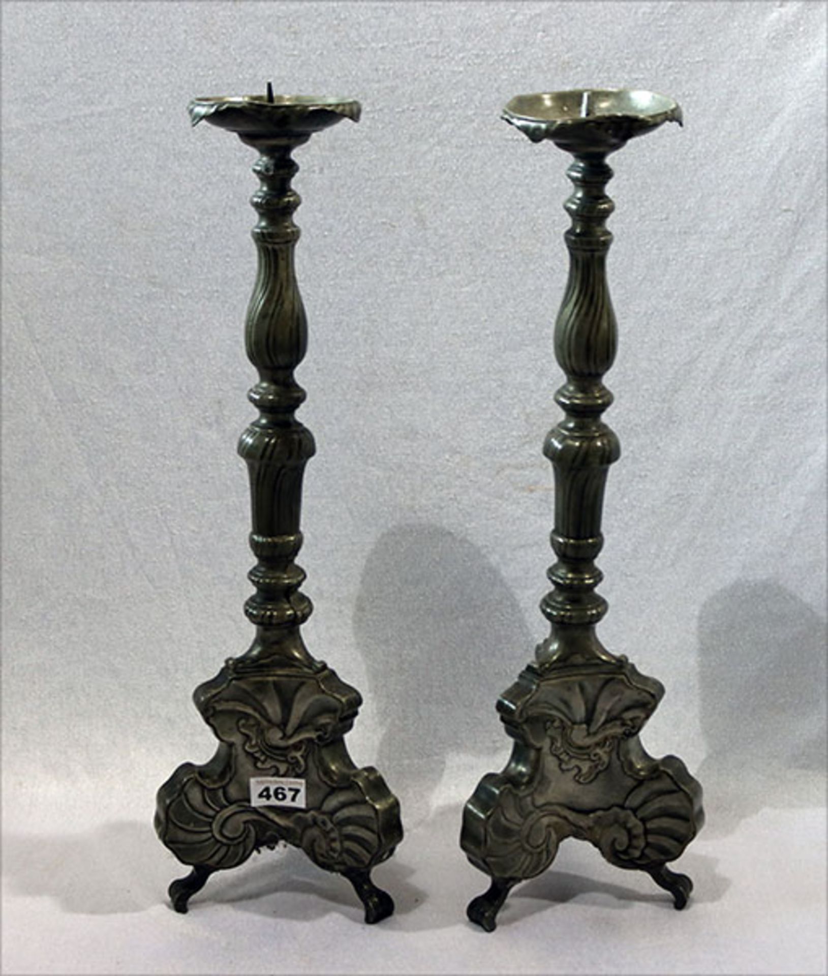 Paar Zinn Kerzenleuchter mit Reliefdekor, teils beschädigt, zus. ca. 2,8 kg, H 57 cm, Alters- und