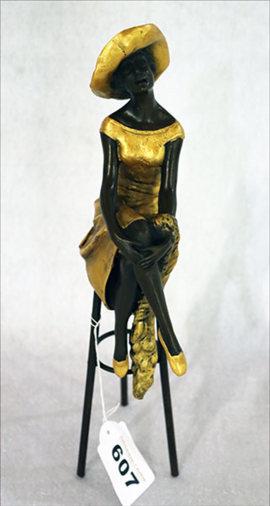 Metall Figur 'Frau auf Barhocker', teils Gold bemalt, H 28 cm