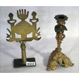 Metall Kerzenleuchter mit Reliefdekor, H 23,5 cm, und Messing Objekt, ev. Türkei/Arabien ?, H 27 cm,