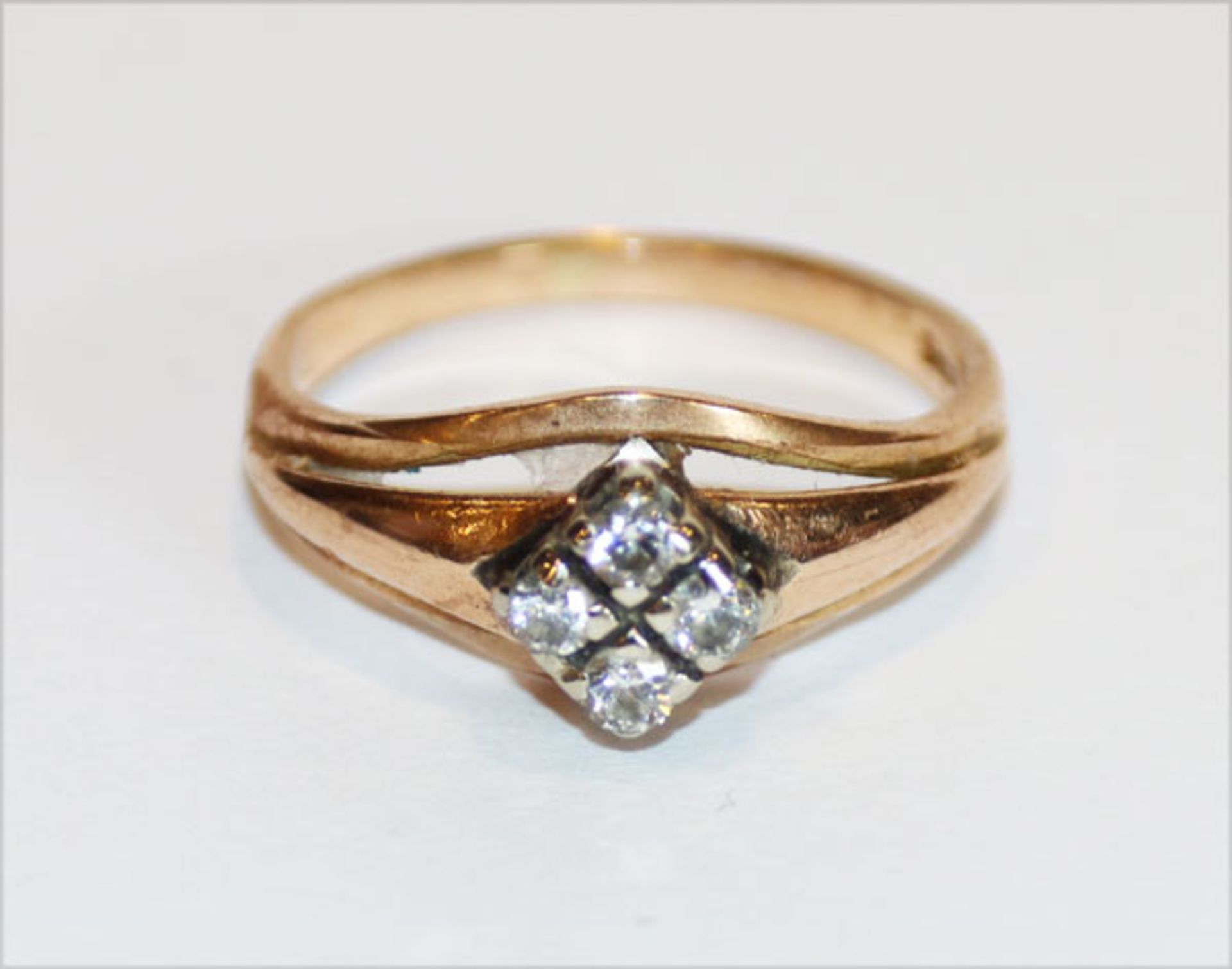 14 k Gelbgold Ring mit 4 in Weißgold gefaßten Diamanten, 2,8 gr., Gr. 53