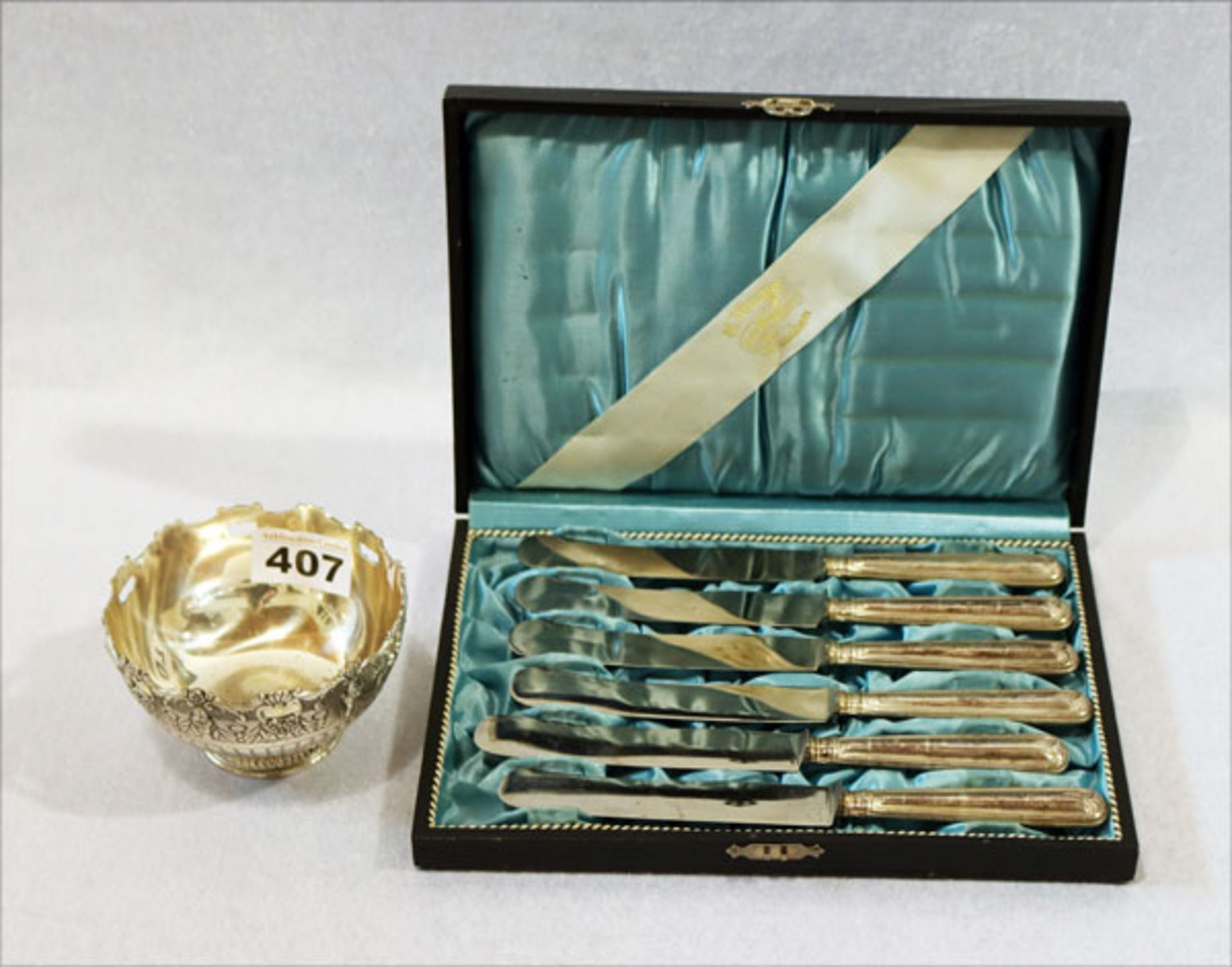 6 Messer mit versilberten Griffen in Etui, und versilberte Schale mit Reliefdekor, H 6 cm, D 10