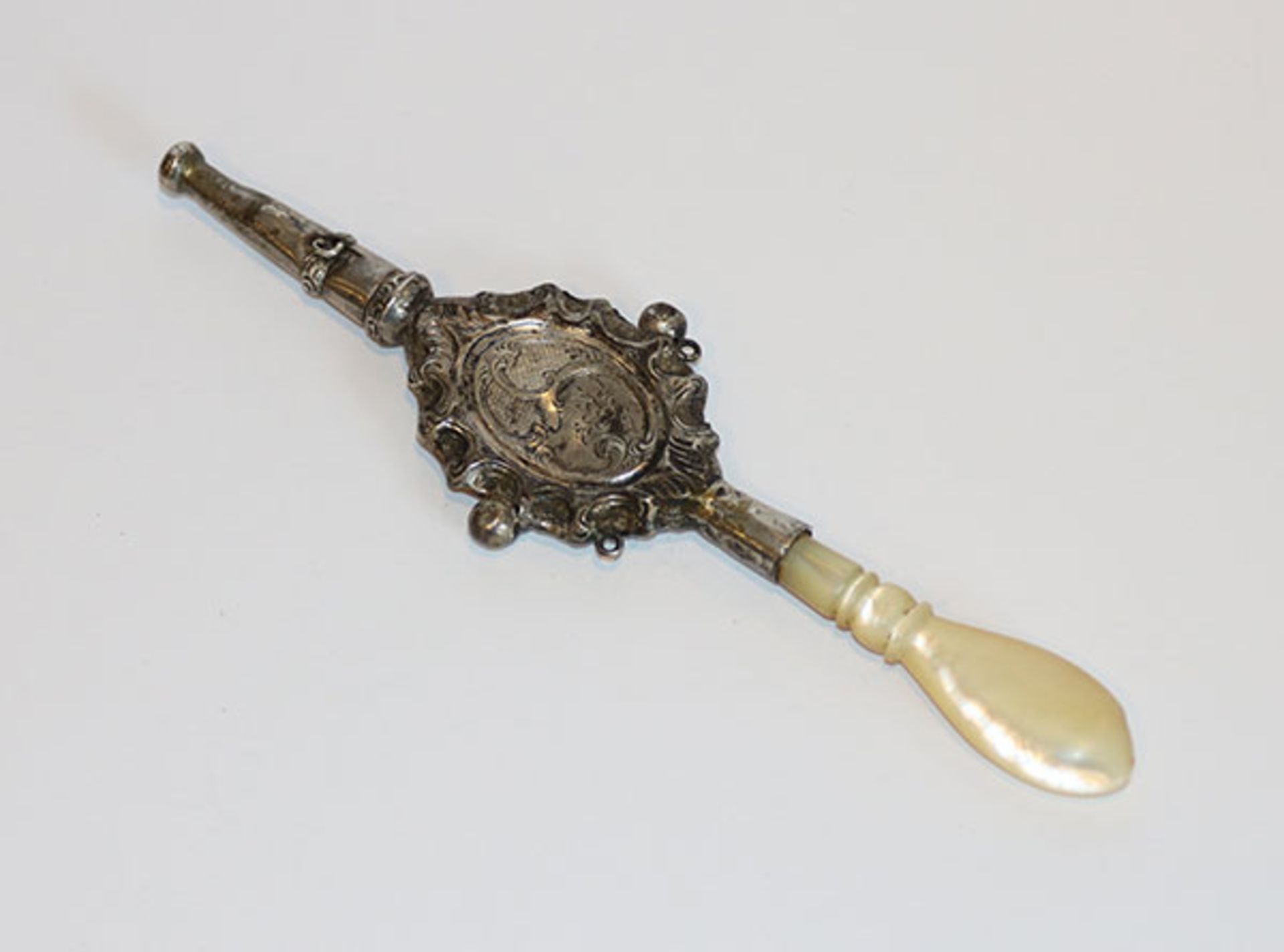 Antike Babyrassel/Pfeife, Silber mit Perlmutt, nicht komplett und beschädigt, L 14 cm, Altersspuren