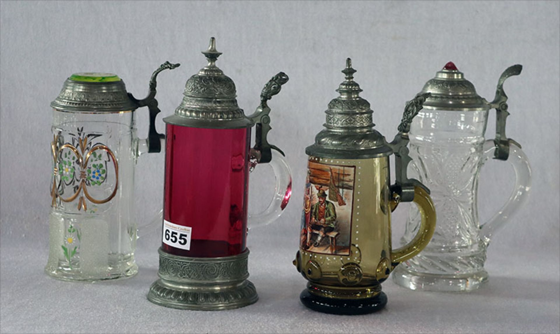 Konvolut von 4 Glas Bierkrügen in verschiedenen Dekoren mit Zinndeckel, H 21/24 cm, Alters- und