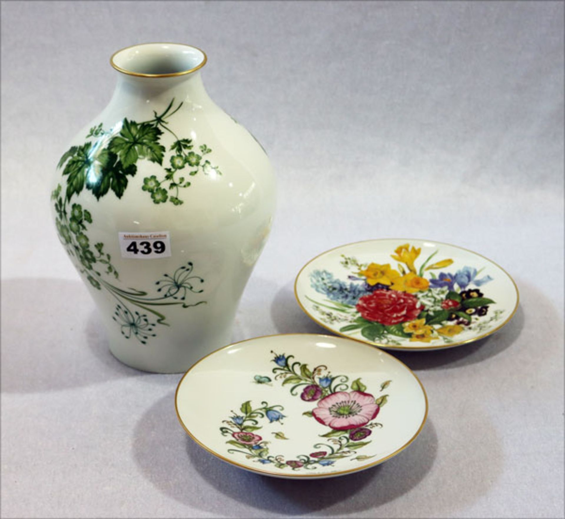 Hutschenreuther Porzellan-Konvolut: Vase mit grünem Floraldekor und Goldrand, H 27 cm, Schale mit