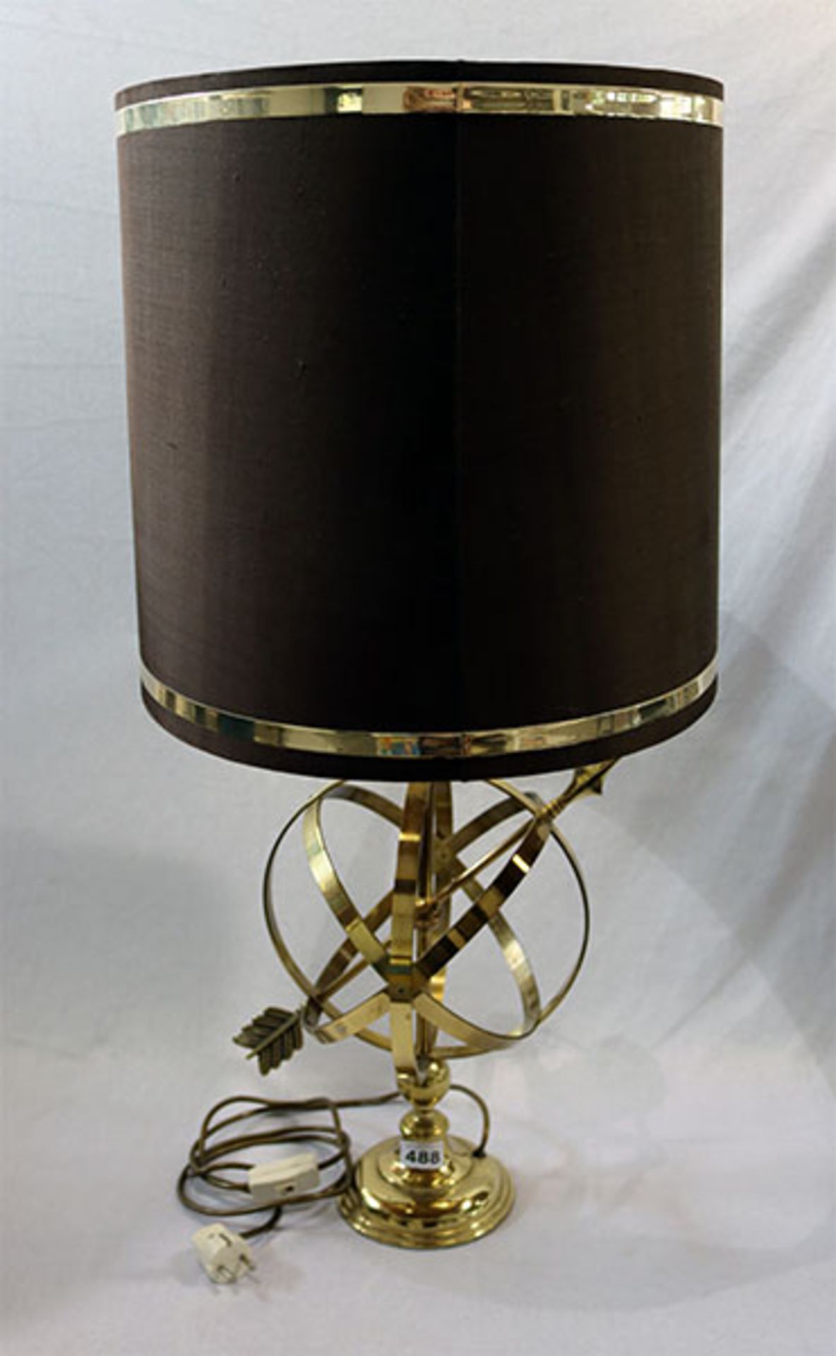 Ausgefallene Tischlampe mit Messingfuß in Art einer Armillary Kugel mit Pfeil, brauner Lampenfuß,
