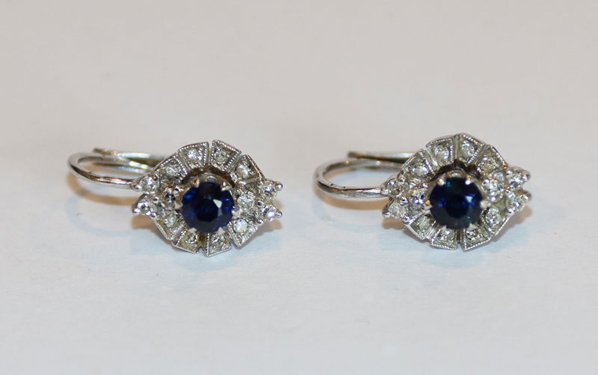 Paar 18 k Weißgold Ohrhänger mit Safir und Diamanten, 3,7 gr., L 1,5 cm