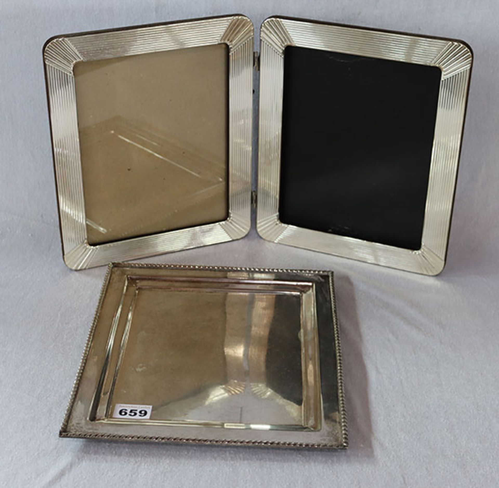 Metall Tablett in eckiger Form mit Kordelrand, 32 cm x 28 cm, und Doppel-Fotorahmen, H 31 cm,