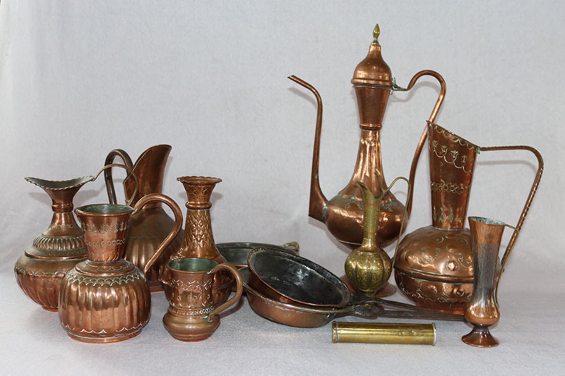 Kupfer-Messing Konvolut: 9 Kupfer-Kannen und Vasen, eine Messing Henkelvase, und 3 Kupfertöpfe,