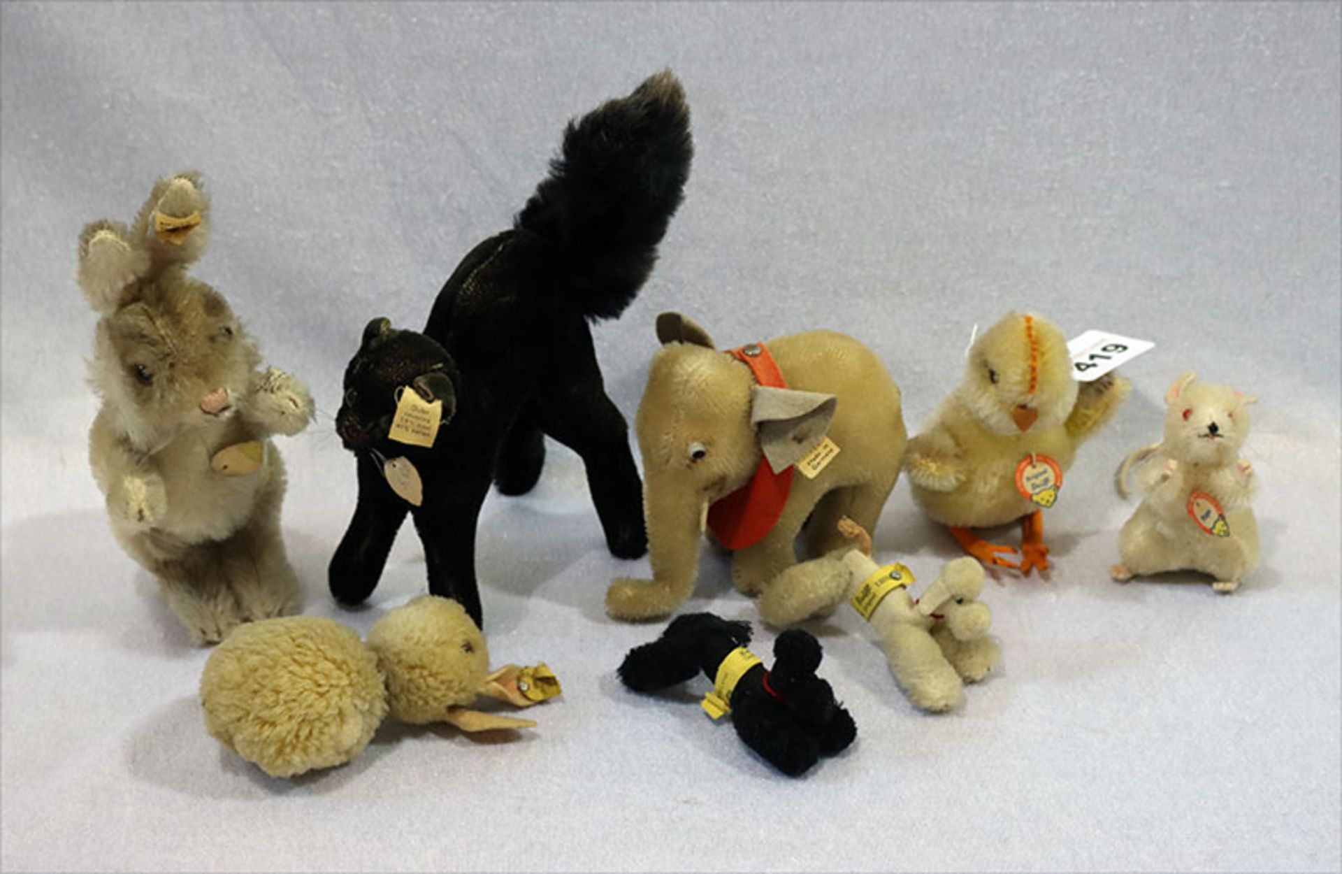 Steiff-Konvolut: 2 Hasen, 2 Hunde, Elefant, Maus, Küken und Katze, bespielt und teils beschädigt
