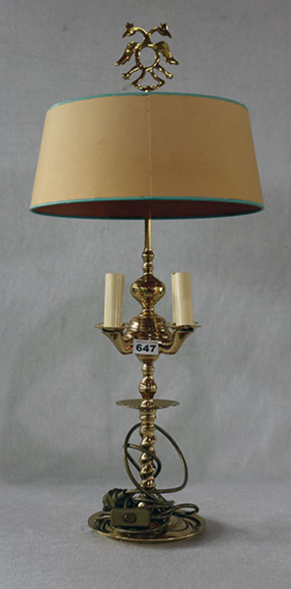 Paar Tischlampen mit Messingfuß, mit je 4 Leuchten, verschiedenfarbige Lampenschirme, Funktion nicht