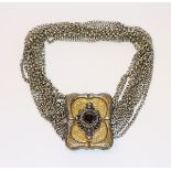 Silber Kropfkette, 11-reihig mit gravierter, teils vergoldeter Schließe und Granat, L 32 cm, 135