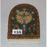 Klosterarbeit mit Zinn-Kreuz und Maria, Altarblumen, unter Glas gerahmt, 17 cm x 12,5 cm