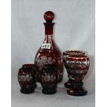 Überfang Glasset, rot mit floralem Schliffdekor, Flasche, H 28 cm, 4 passende Becher, H 8,5 cm,