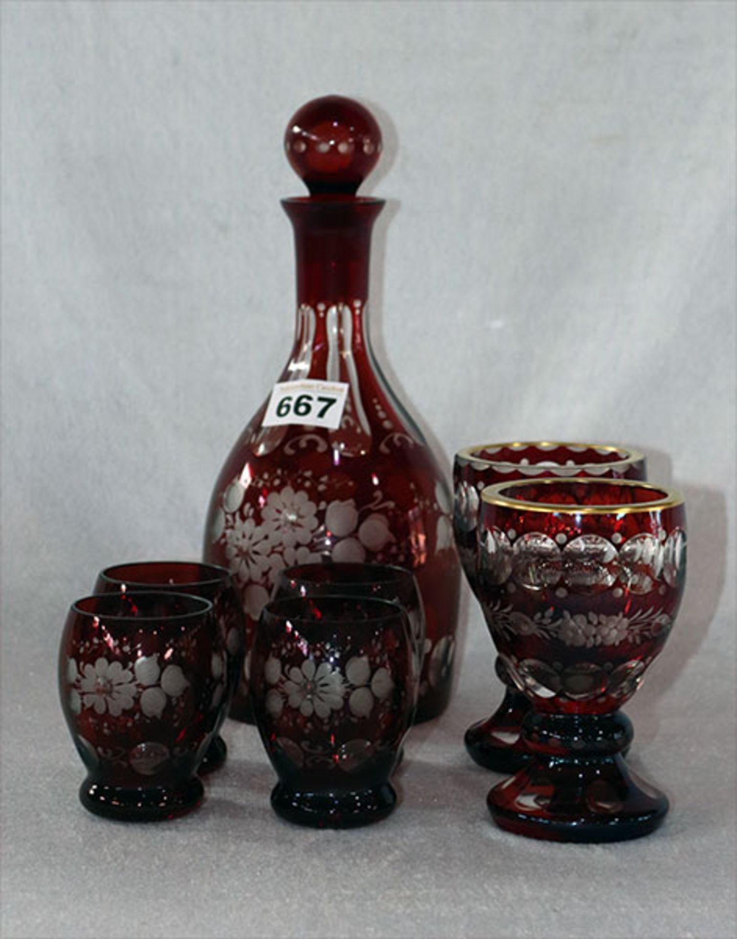 Überfang Glasset, rot mit floralem Schliffdekor, Flasche, H 28 cm, 4 passende Becher, H 8,5 cm,