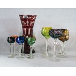 Böhmische Glas-Konvolut: Überfangvase mit Gravur- und Schliffdekor, H 30 cm, D 14 cm, 6 farbige