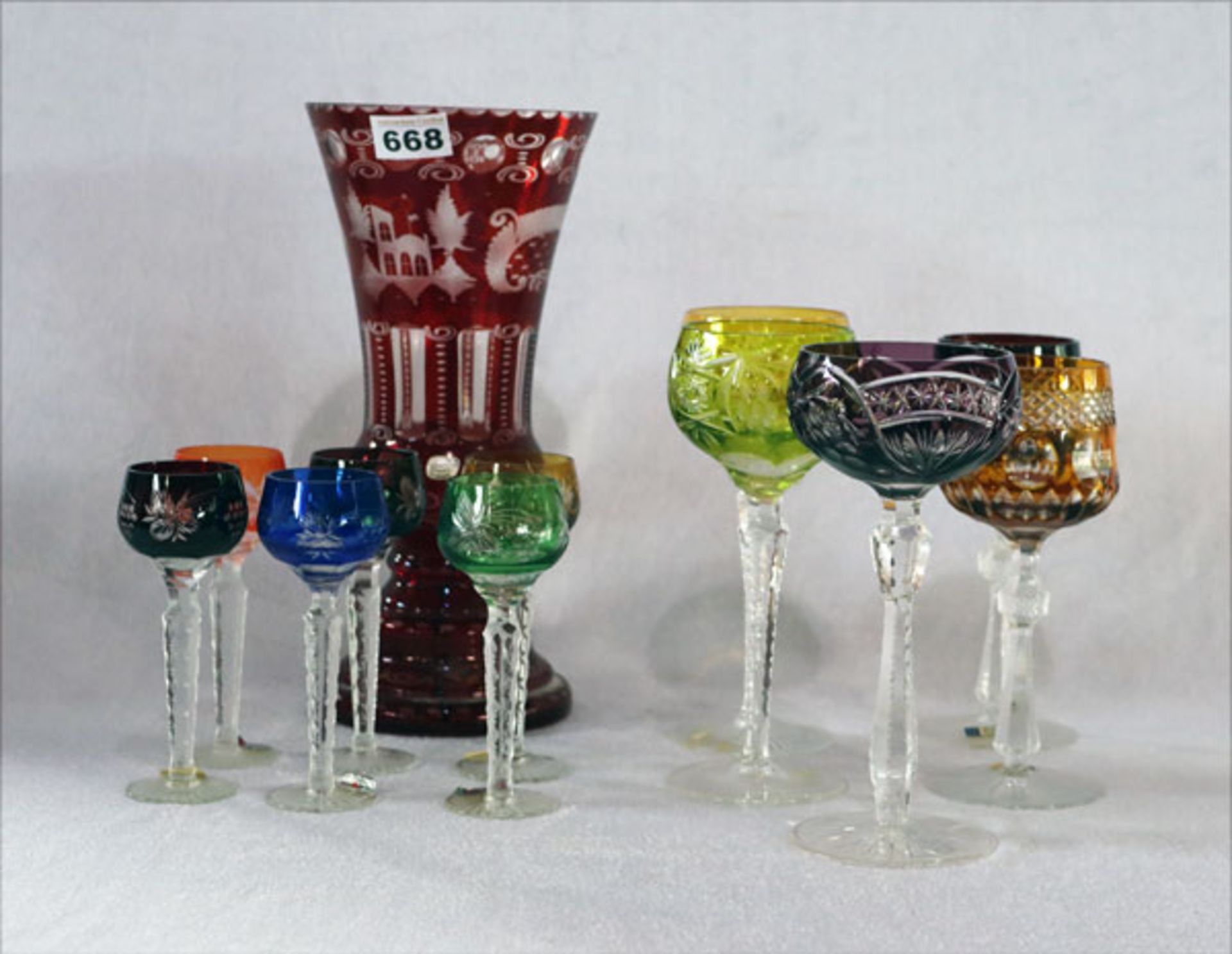 Böhmische Glas-Konvolut: Überfangvase mit Gravur- und Schliffdekor, H 30 cm, D 14 cm, 6 farbige