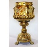 Großer Messing Pokal auf Fuß mit 3 Tatzenfüßen, reliefiertes Girlandendekor und Löwenköpfe mit