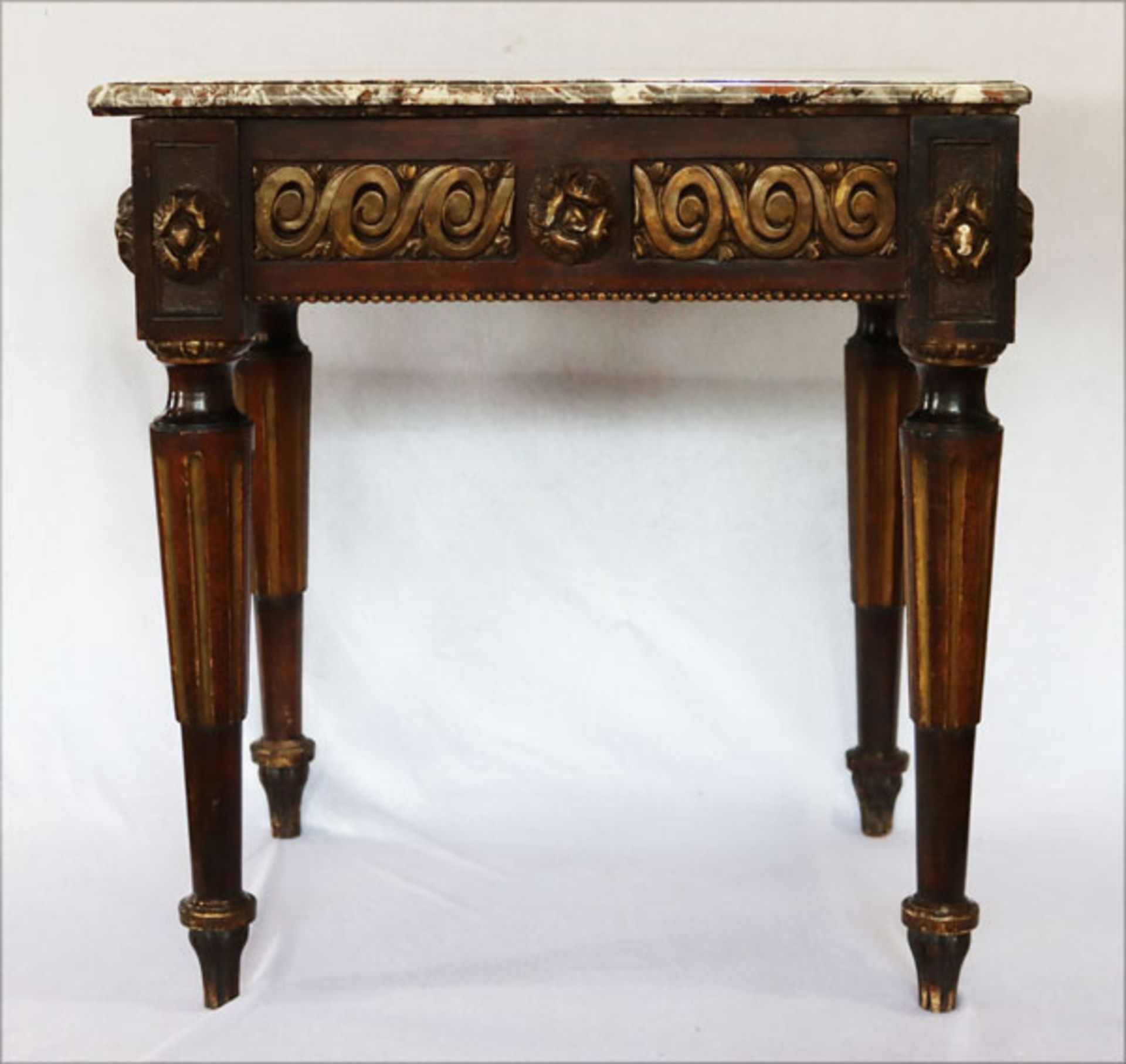Französischer Tisch auf gedrechselten Beinen, teils beschnitzt, teils gold gefaßt, Fassung