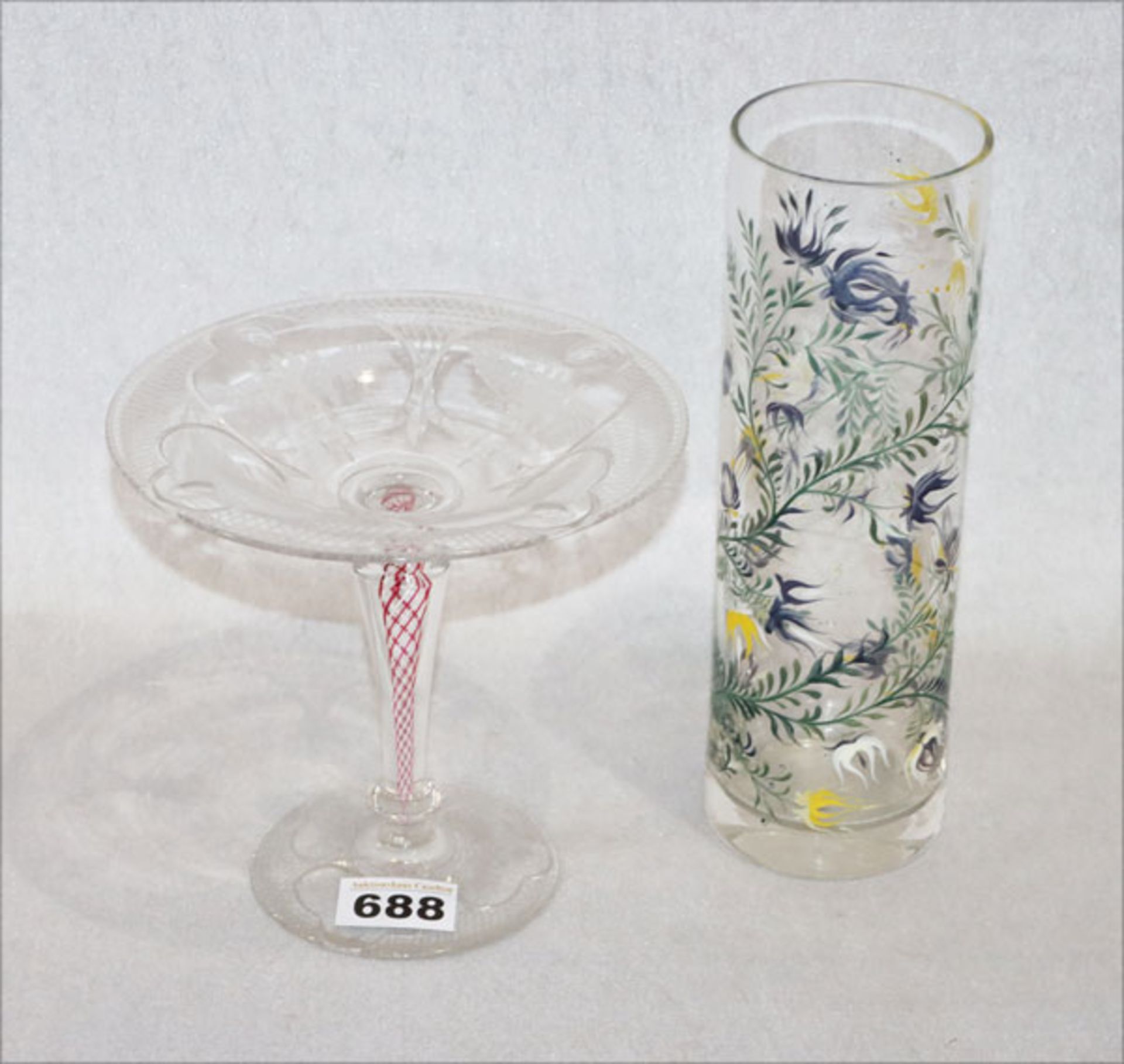 Glasvase mit gelb/blau/grünem Blumendekor, H 25 cm, und Glas Fußschale mit graviertem Dekor und