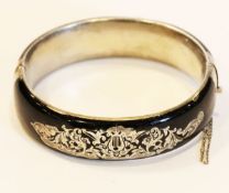 Silber Armreif mit feiner Gravur, schwarz emailliert, bestossen, 19. Jahrhundert, 29,7 gr., D 6 cm