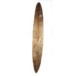 Kriegsschild Papua-Neuguinea, wohl vom Stamm Asmat, Holz beschnitzt und bemalt, H 142 cm, Alters-