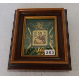 Klosterarbeit mit Bildnis 'Maria mit Kind' und feinen Verzierungen, unter Glas gerahmt, incl. Rahmen